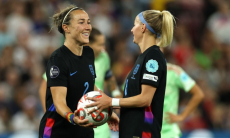 Футболистки нашли необычный способ выглядеть безупречно на поле