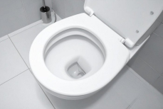 Унитаз покрылся ржавчиной? Это простое средство из кухни вернет сантехнике первозданную белизну