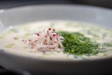 Врач назвала тех, кому нельзя есть окрошку — дело не только в колбасе