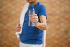 Почему нельзя пить воду из пластиковой бутылки, которая лежала в авто