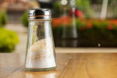 Эффект поражает. Зачем класть рис в солонку