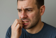 Почему грызть ногти опаснее, чем кажется