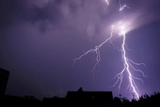 Эту ошибку во время грозы допускает каждый человек