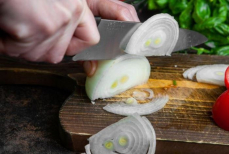 Почему резка лука заставляет нас плакать? 9 из 10 людей этого не знают