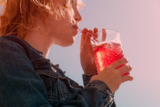 Врач назвала самые вредные напитки в летнюю жару — грозят тромбозом и обезвоживанием