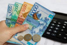 Какая зарплата считается достойной в Казахстане в 2025 году