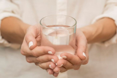 Как научиться пить воду каждый день и забыть о сухости кожи