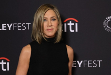 В Сети удивились содержимому сумки Дженнифер Энистон. Фото