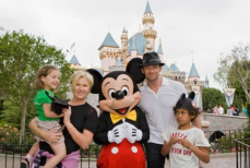 Чужих детей не бывает. Шесть зарубежных звезд, которые стали приемными родителями