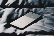 Врач назвала последствия сна с телефоном под подушкой