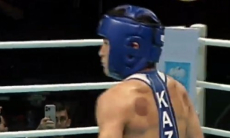 Чемпион из Казахстана нокаутом выиграл медаль исторического ЧА-2025 по боксу