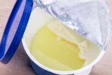 Та самая «водичка» на йогурте — сливать или размешивать?