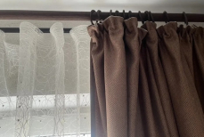 Зачем стирать шторы вместе с носками — хитрый совет сэкономит силы и время