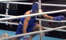 Казахстанский боксер эффектно нокаутировал хозяина ринга в первом раунде полуфинала ЧА-2025