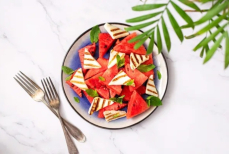 Рецепты со всего мира. Арбуз можно есть с хлебом, сыром и солью