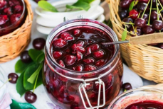 Опасно ли заплесневевшее на поверхности варенье