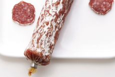 Просто взгляните на хвостик — эксперты раскрыли простой способ распознать свежесть колбасы