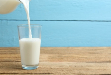 Нужно ли разбавлять молоко? Врач объяснила, когда без этого не обойтись