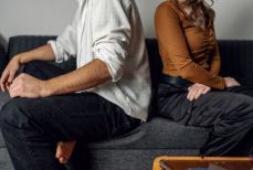 Семейный психолог назвала три способа пережить измену