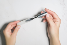 Чем опасны сыворотки для роста ресниц