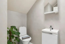 Зачем люди наливают кондиционер для белья в бачок унитаза и безопасно ли это