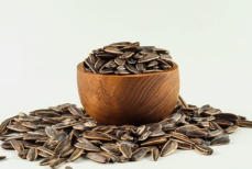 Почему врачи бьют тревогу и советуют навсегда отказаться от семечек