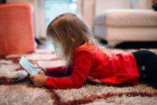 Как отучить ребенка от телефона и увлечь активными играми
