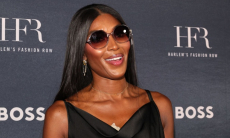 Наоми Кэмпбелл показала необычный спортивный лук с юбкой. Фото