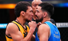 Нокаутер из Казахстана провел дуэль взглядов с американцем перед историческим боем на турнире UFC