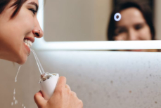 Кому стоит использовать в уходе за зубами ирригатор