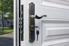 Как защитить квартиру от краж и неприятностей во время отпуска