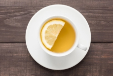 «Делаете неправильно». Почему в горячий чай лимон бросать бессмысленно