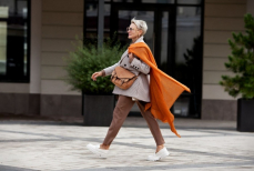 Названы визуально омолаживающие цвета одежды