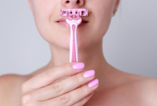 Зачем женщины бреют лицо