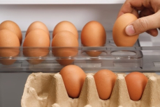 Как хранить яйца, чтобы они дольше оставались свежими — острым концом вверх или вниз