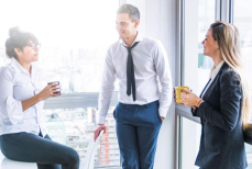 Почему сплетничать полезно, рассказали психологи