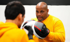 Непобеждённый нокаутер из Казахстана высказался о дружбе с легендой UFC