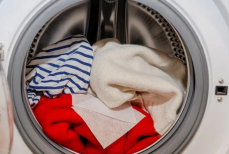 Зачем класть влажную салфетку в барабан перед стиркой