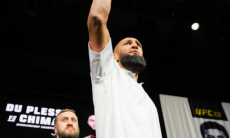 Хамзат Чимаев и Дрикус дю Плесси провели битву взглядов перед турниром UFC 319. Видео