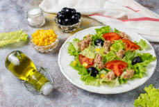 Главная ошибка в приготовлении салата, которая сделает из него калорийную бомбу