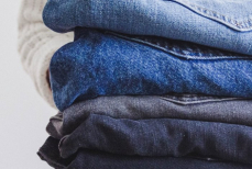 Зачем класть одежду в морозилку — необычный, но полезный лайфхак