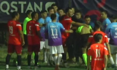 Футбольного судью толпой избили в Казахстане прямо во время матча. Видео