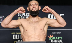 Чимаев и Дю Плесси прошли взвешивание перед титульным боем в UFC