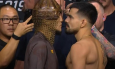 Алиби Идрис провел дуэль взглядов перед историческим боем на турнире UFC. Видео