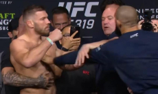 Чимаев устроил потасовку на дуэли взглядов перед боем за титул чемпиона UFC. Видео