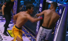 Брутальным нокаутом на последней секунде закончился бой Еркебулана Токтара. Видео