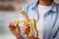 Не выбрасывайте банановую кожуру. Вот чем она полезна и как ее есть