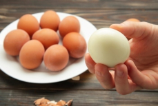 Как чистить яйца, чтобы скорлупа не крошилась, а белок оставался целым
