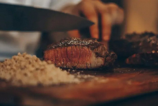 Нужно ли отказываться от красного мяса — где на самом деле проходит граница между пользой и вредом