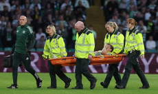 Футболиста унесли на носилках в матче «Селтик» — «Кайрат»